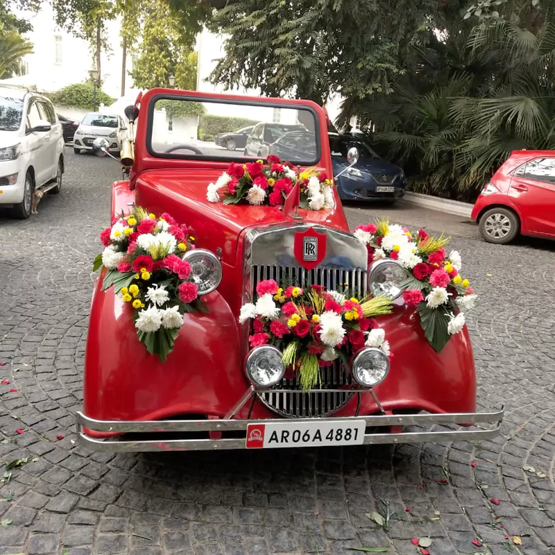 Wedding Vintage Rolls Royce with Red Rose Look.